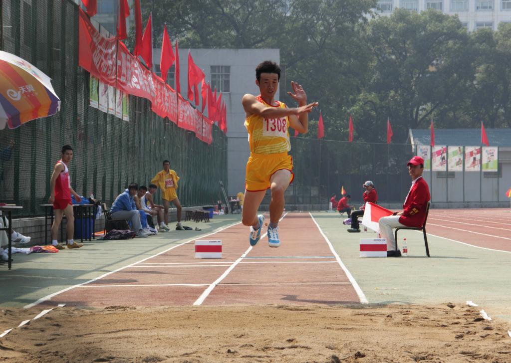 姜帅男子三级跳第六名